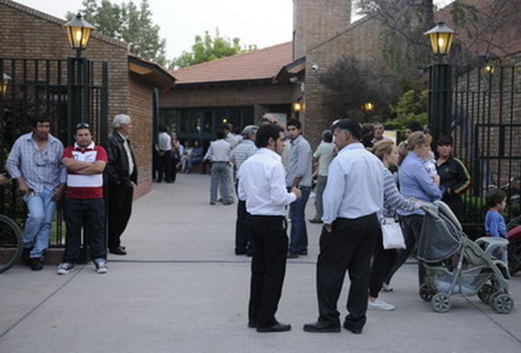 Miles de personas le dieron esta tarde el último adiós a Paula Gimenez. Foto: MDZ