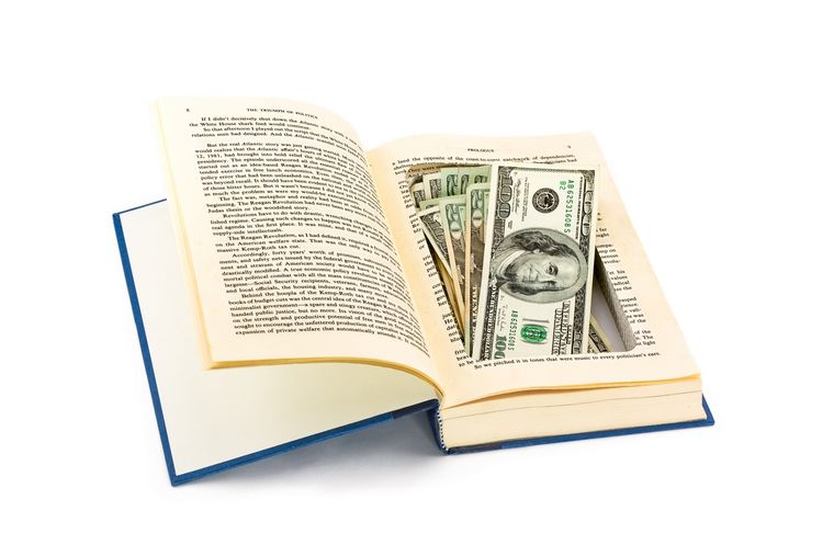 Los us$5 mil pesos se encontraban ocultos dentro de un libro donado Foto: Shutterstock