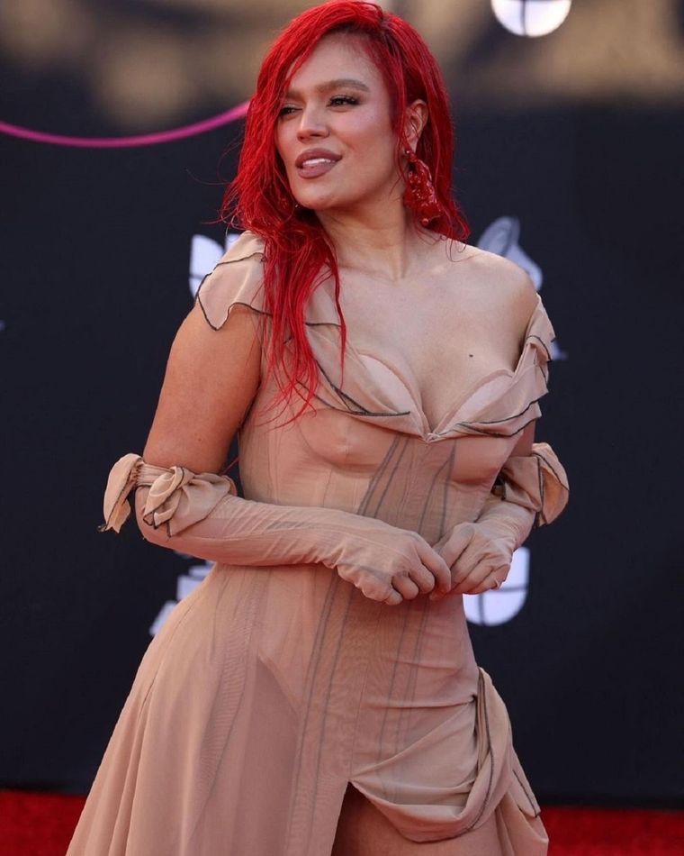 Karol G deslumbró a los presentes con su presentación en vivo en los Latin Grammy 2022