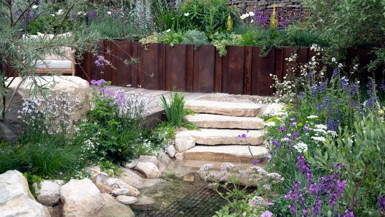 Las tres soluciones que aconsejan son sustituir fertilizantes sintéticos por fertilizantes orgánicos, usar repelentes naturales de plagas a partir de objetos cotidianos y reutilizar las macetas.