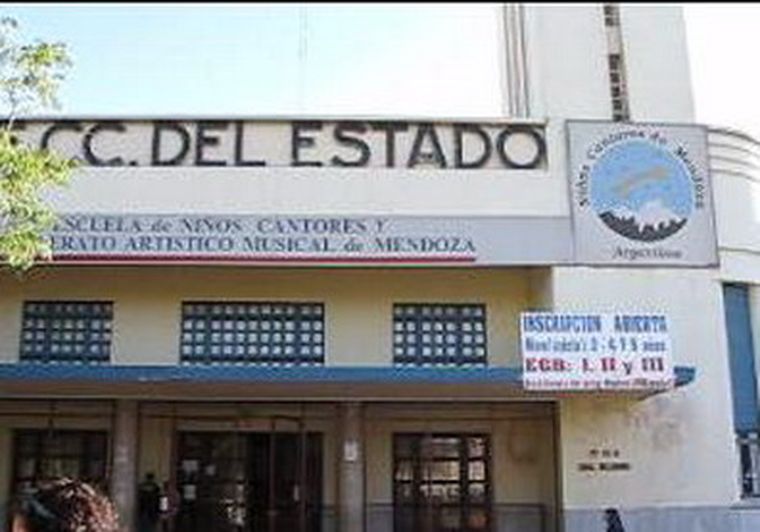 La escuela funciona en el viejo edificio de la desaparecida estación Belgrano del ferrocarril.