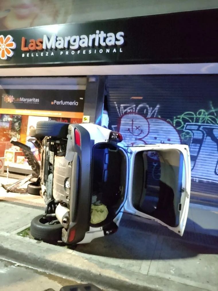 El coche quedó dado vuelta. Foto: twitter