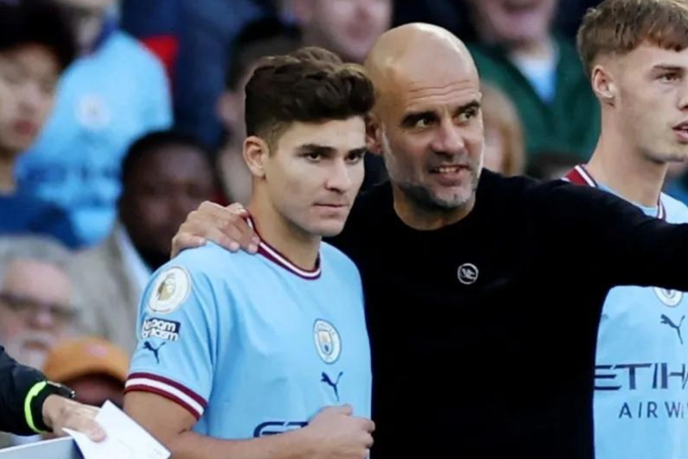 Guardiola pidió que Julián Álvarez siga en el Manchester City por muchos años