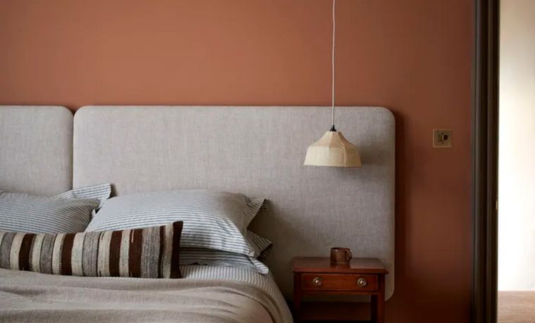 Las camas bajas son una característica común de los dormitorios de estilo japonés. No solo hacen que los espacios parezcan más abiertos y ventilados, sino que también están relacionadas con ideas de bienestar. Foto: Little Greene Split Pink)