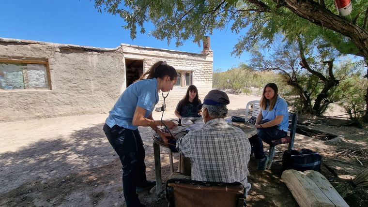 Se trata de un trabajo en el que se puede llegar a recorrer 400 kilómetros en un día rumbo a diferentes puestos que pueden sufrir la falta de tecnología o algunas situaciones particulares. Foto: Gentileza