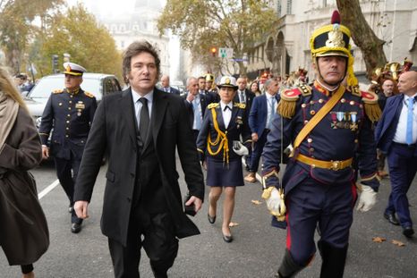 javier milei escucha el critico mensaje del arzobispo de buenos aires en el te deum del 9 de julio