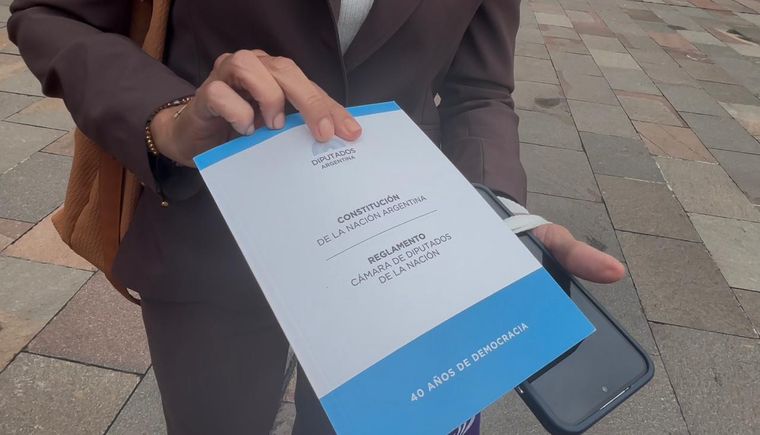 Les regalaron el reglamento del Congreso y una Constitución Les regalaron el reglamento del Congreso y una Constitución