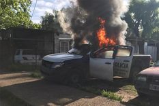 El móvil policial terminó incinerado por los vecinos que defendieron al narcotraficante