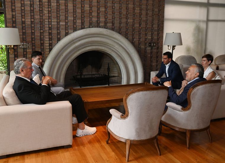 Gene McBurney, presidente de ECM Capital Advisors, junto al gobernador Alfredo Cornejo.