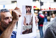 Un manifestante protestó frente a unos grandes almacenes de París donde Shein planea abrir su primer establecimiento permanente.