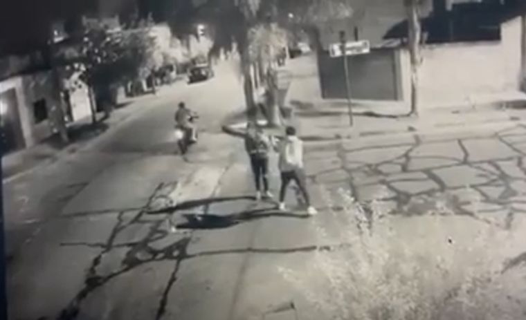 El crimen quedó registrado por las cámaras de seguridad de una vivienda