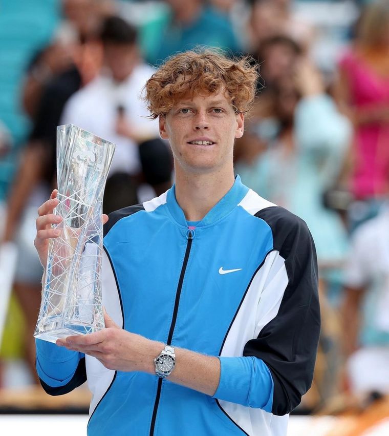 Sinner alza el trofeo en Miami. Foto: @janniksin