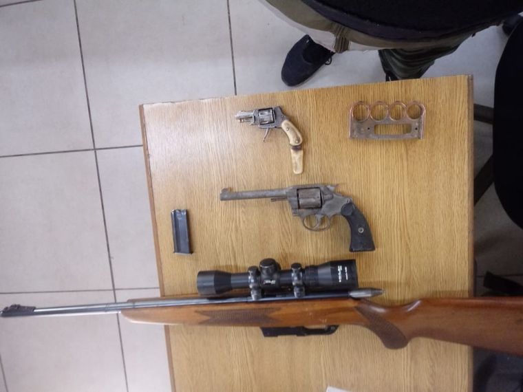 Los fierros Los sospechosos tenían algunas armas de fuego, una manopla y bastante marihuana. Foto: Ministerio de Seguridad.