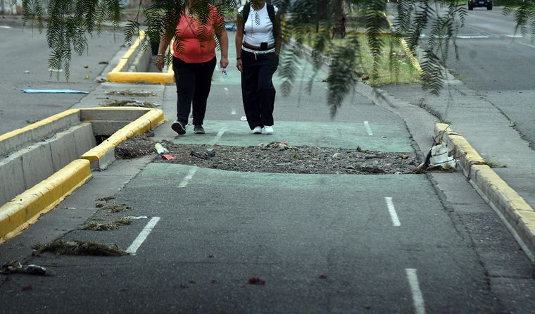 Tras viralizarse un caso en Las Heras, aparecen más puntos críticos en la red de ciclovías de Mendoza con riesgos para ciclistas y peatones. Tras viralizarse un caso en Las Heras, aparecen más puntos críticos en la red de ciclovías de Mendoza con riesgos para ciclistas y peatones.