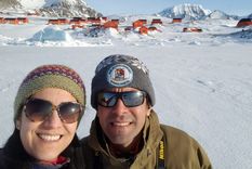 Romina Lemos Pereyra y su esposo Néstor, ambos docentes, en la Antártida