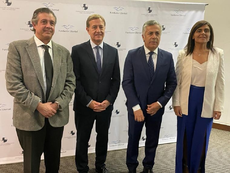 Víctor Ibáñez, Rodolfo Suarez, Alfredo Cornejo y Mariana Juri participaron de la cena organizada por la Fundación Libertad.