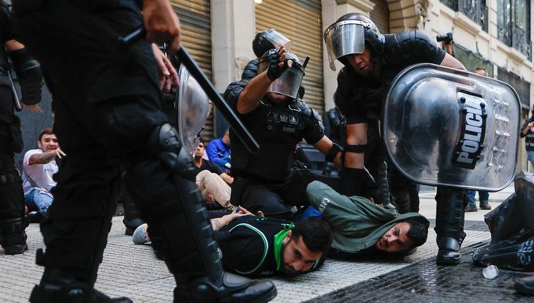Para el Gobierno, la manifestación del miércoles fue un intento de golpe de Estado llevado adelante por barrabravas motorizados por el kirchnerismo. Foto: EFE