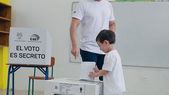 Daniel Noboa junto a su hijo deposita su voto en la jornada electoral de este domingo. Daniel Noboa junto a su hijo deposita su voto en la jornada electoral de este domingo.