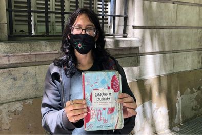 MDZol | Laura Vende libros y sueña con ser escritora