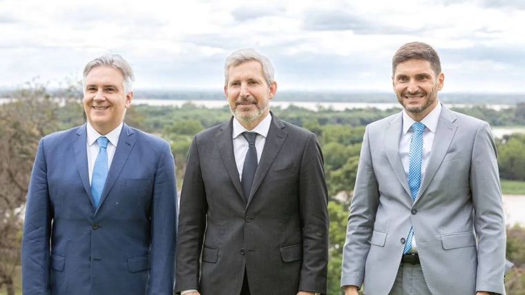 Los gobernadores Martín Llaryora, Maximliano Pullaro y Rogerio Frigerio. Foto: X.