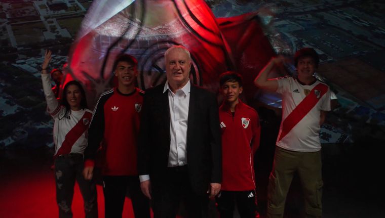 Con el Beto Alonso como bandera, River festejó sus 125 años.