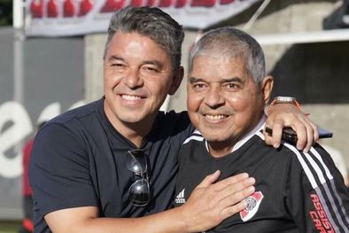 MDZol | Marcelo y Máximo Gallardo. El 18 de noviembre estuvieron juntos públicamente por última vez disfrutando de un encuentro del Fútbol Senior en el River Camp. Foto: Leyendas de River