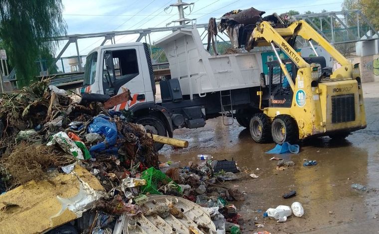 En total, hicieron 12 viajes sacando la basura del canal Papagayos. Foto: Municipalidad de Ciudad de Mendoza