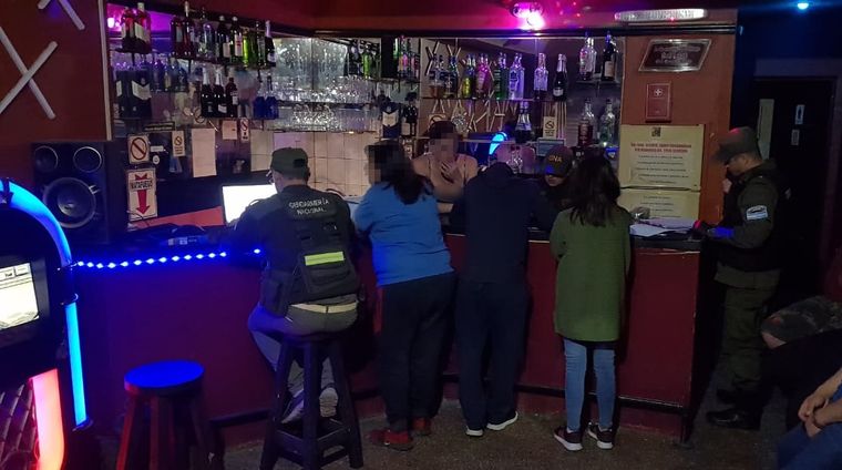 Personal de Gendarmería procede al allanamiento y la liberación de las mujeres víctimas de trata