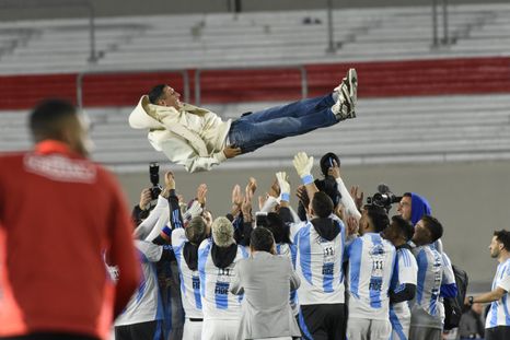 Los futbolistas levantan a Ángel Di María en su despedida de la Selección en 2024. ¿Vuelve para jugar el Mundial?. Los futbolistas levantan a Ángel Di María en su despedida de la Selección en 2024. ¿Vuelve para jugar el Mundial?.