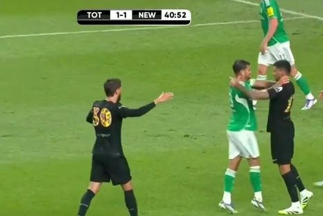 El Cuti Romero y un jugador de la Selección de Brasil se sacaron chispas en un amistoso de pretemporada. El Cuti Romero y un jugador de la Selección de Brasil se sacaron chispas en un amistoso de pretemporada.