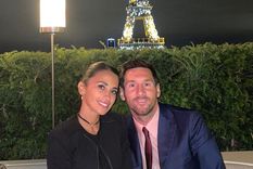 Leo Messi y Antonela en una cena con vistas a la torre Eiffel.