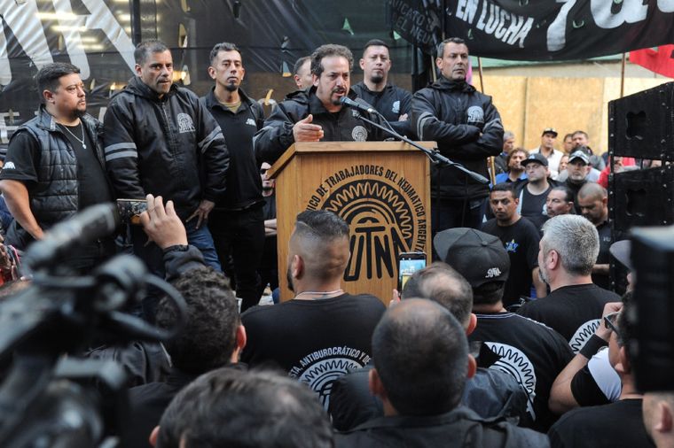 Javier Milei pidió que la policía bonaerense reprima los bloqueos a las fábricas de neumáticos. Foto: Telam