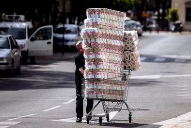 MDZol | Papel higiénico En España, la gente se volvió loca por el papel. Imagen: Jorge Zapata - EFE.