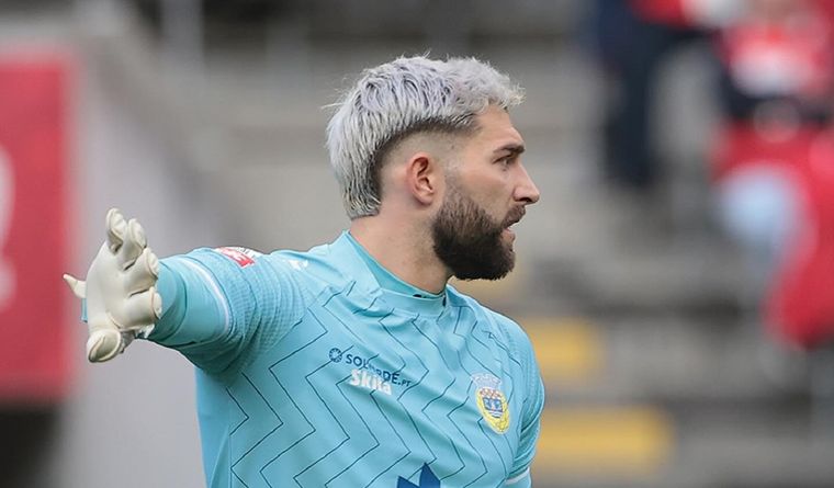 El arquero tiene contrato hasta mediados de junio en el elenco europeo. Foto: Instagram @ignaciodearruabarrena