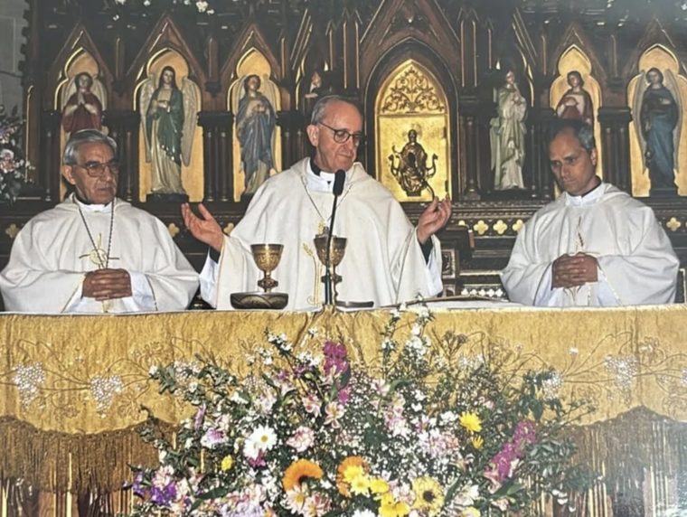 Jorge Bergoglio -más tarde papa Francisco I- y Robert Prevost -actual papa León XIV-.