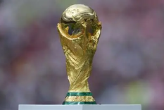 El trofeo mide 36,8 centímetros de altura y pesa aproximadamente 6,175 kilogramos.