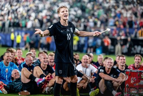 Liderados por Martin Ødegaard, los futbolistas noruegos celebraron su clasificación con un festejo que representa unidad y trabajo en equipo. Liderados por Martin Ødegaard, los futbolistas noruegos celebraron su clasificación con un festejo que representa unidad y trabajo en equipo.
