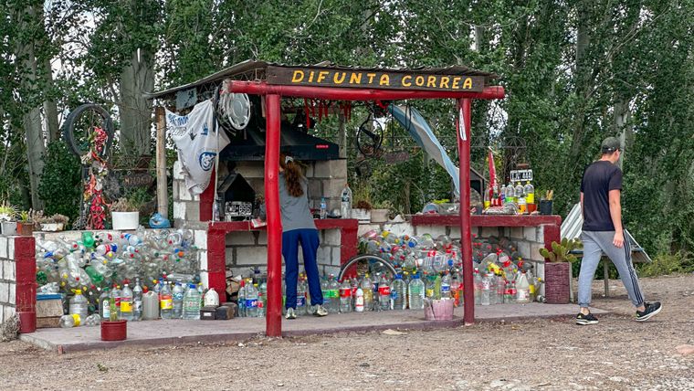Las obras en la Ruta 82 trasladan los altares populares y aparecen nuevas ermitas junto al Parque El Mirador.