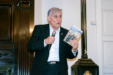 Gustavo Capone distinguido en la Legislatura. Gustavo Capone distinguido en la Legislatura.