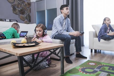 Cómo desconectar a los niños de las pantallas en medio de las vacaciones de invierno. Cómo desconectar a los niños de las pantallas en medio de las vacaciones de invierno.