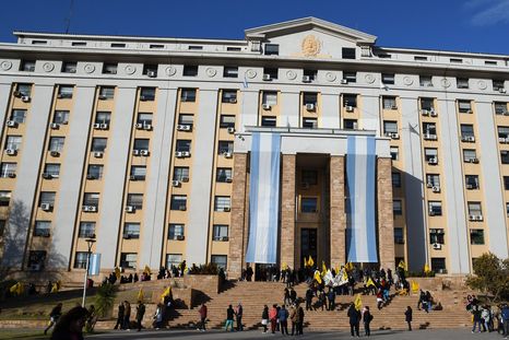 el gobierno confirmo la fecha de cobro de los estatales, con suba salarial para algunos el gobierno confirmo la fecha de cobro de los estatales, con suba salarial para algunos