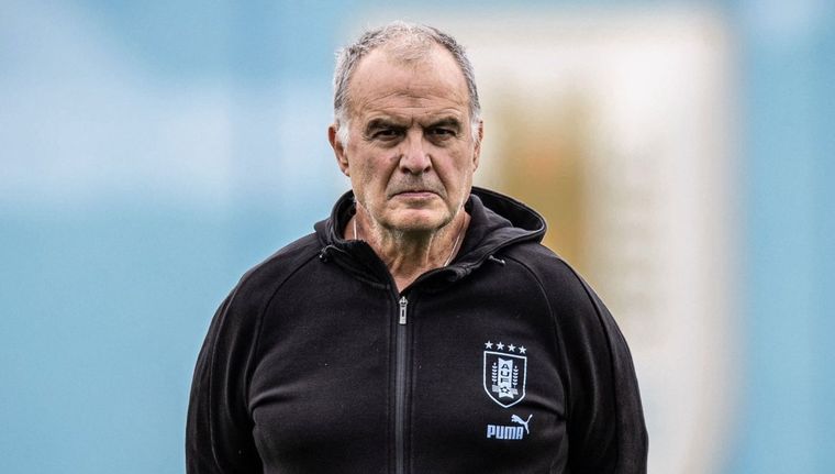 El Loco también se quedó por los estados de los campos de juego. Foto: @Uruguay