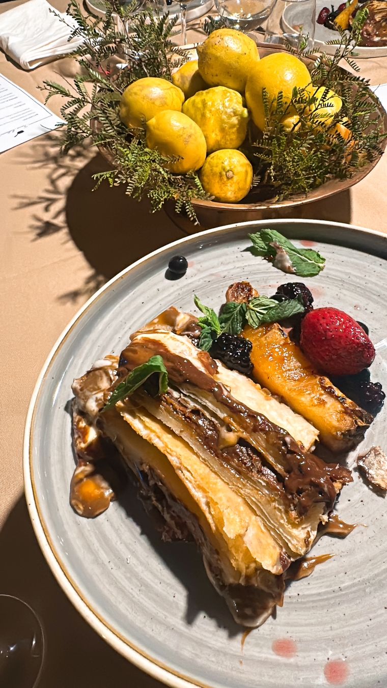 Napoleón de dulce de leche, crema pastelera, ganache, frutos rojos y ananá al hilo. Napoleón de dulce de leche, crema pastelera, ganache, frutos rojos y ananá al hilo.