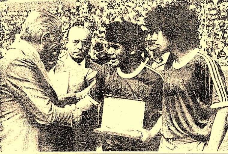 Presidente Dávila de Independiente Rivadavia reconoce a Maradona, antes del inicio del partido en el Gargantini. Presidente Dávila de Independiente Rivadavia reconoce a Maradona, antes del inicio del partido en el Gargantini.
