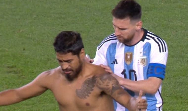El momento donde la seguridad trunca el sueño del hincha. Foto: Captura
