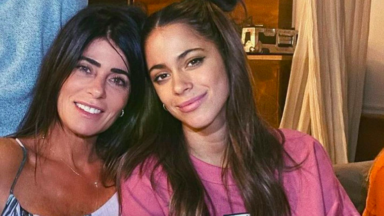 Tini Stoessel junto a su mamá.