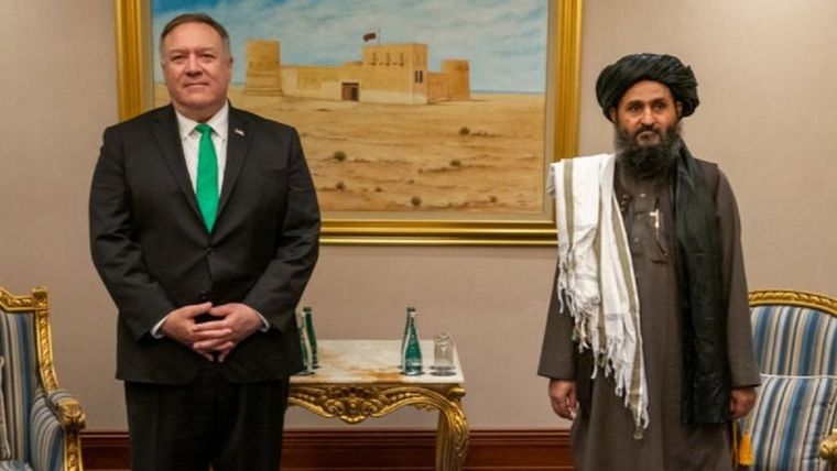El entonces secretario de Estado, Mike Pompeo, y Abdul Ghani Baradar se reunieron en septiembre de 2020 en Doha. Foto: Getty Images