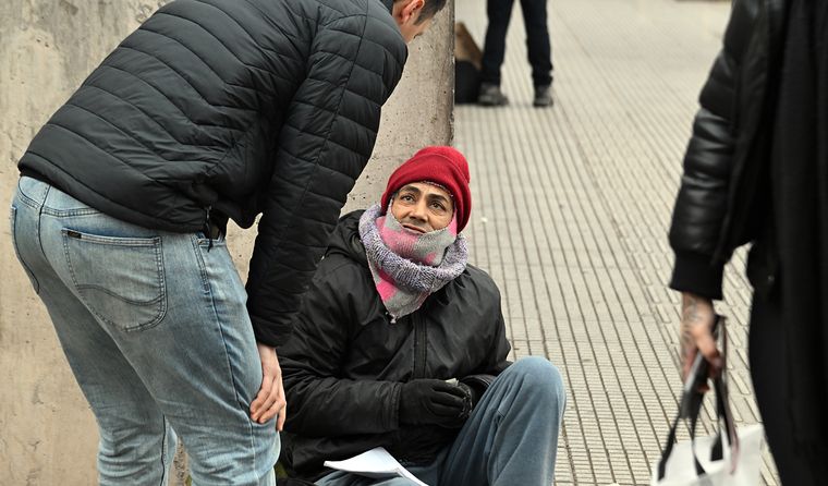 Diego vive hace 15 años en la puerta del Hospital Central. Con diabetes y una herida que no cicatriza, pide muletas para poder caminar.