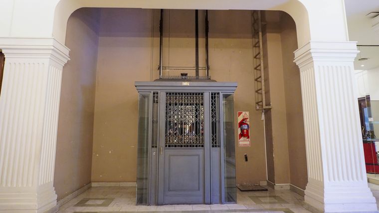 El ascensor es del antiguo Plaza Hotel. El ascensor es del antiguo Plaza Hotel.