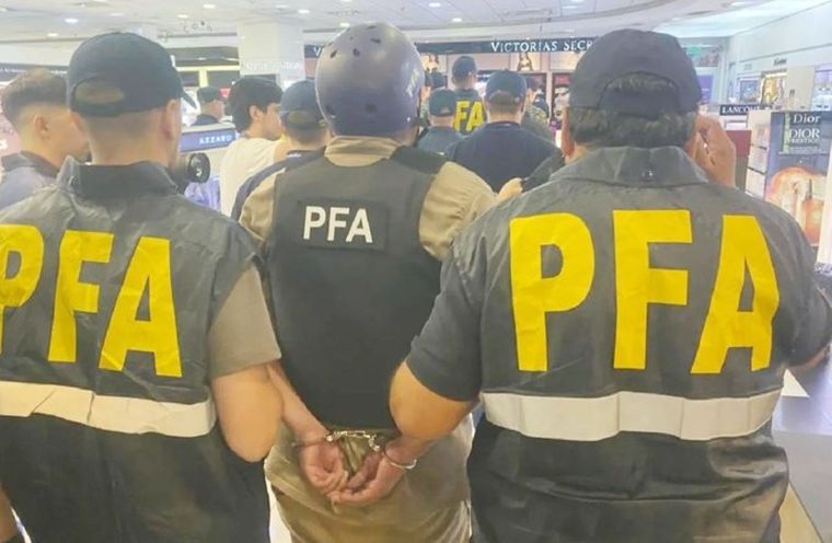 INTERPOL Caracas confirmó que el detenido cuenta con una causa por portación ilegítima de arma de fuego y otra por homicidio. INTERPOL Caracas confirmó que el detenido cuenta con una causa por portación ilegítima de arma de fuego y otra por homicidio.